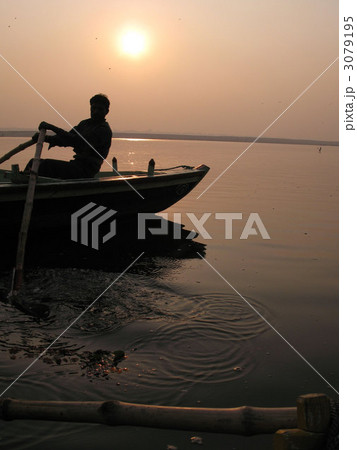 ガンジス川のボート7　 3079195