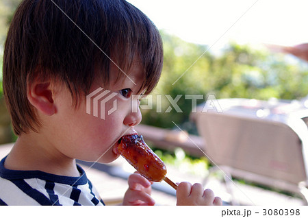 ソーセージを食べる子供 3080398