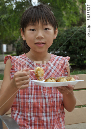 たこ焼きを食べる少女 3083337