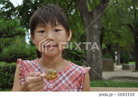 たこ焼きを食べる少女 3083338