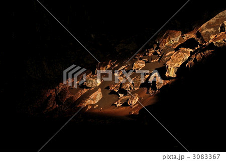 巨大洞窟に差す光（グヌン・ムル国立公園／東マレーシア） 3083367