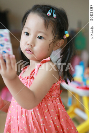 スマホに夢中な3歳児 3083897