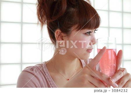 お酒を飲む可愛い美女 3084232