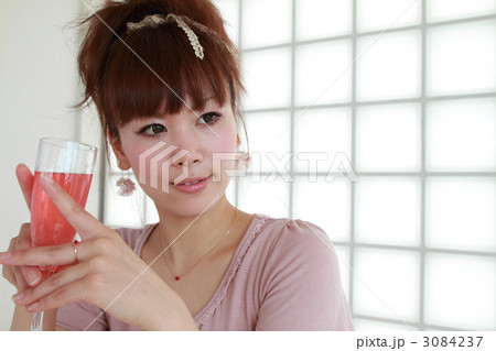 お酒を飲む可愛い美女の写真素材