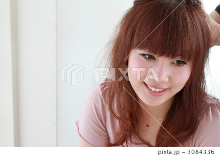 ヘアアレンジ中の可愛い美女 3084336