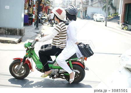 ベトナムの日常風景 バイクの二人乗り /ホーチミン ベトナムの日常風景 バイクの二人乗り /ホーチミン 3085501