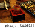 居酒屋のカウンターで日本酒を煽る 3086584