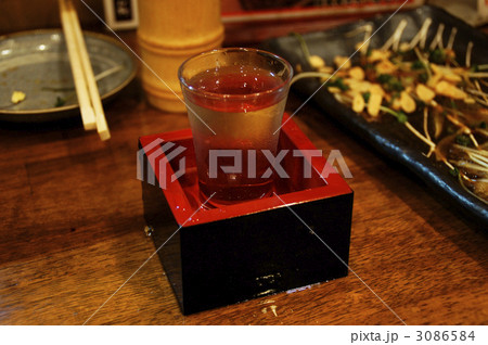 居酒屋のカウンターで日本酒を煽る 3086584
