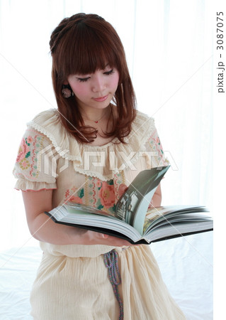 読書する可愛い美少女 3087075