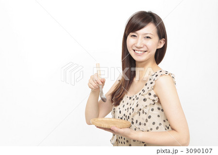 食器を持つ女性 3090107