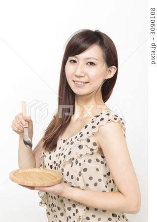 食器を持つ女性 3090108