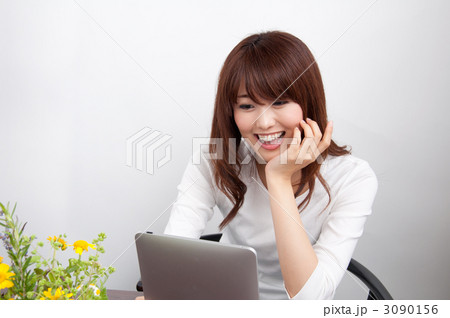 タブレットPCを使う女性2 タブレットPCを使う女性2 3090156