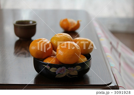 Kotatsu, mandarin orange and cat Japanese style - Stock Illustration  [96095419] - PIXTA