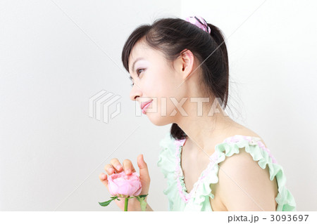 薔薇を持った女性 3093697