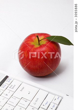 葉付リンゴの写真素材