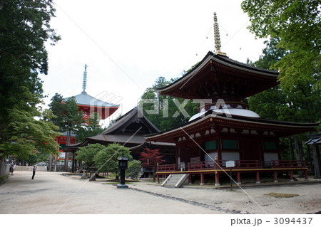 高野山の壇上伽藍に向かう蛇腹道の景 3094437