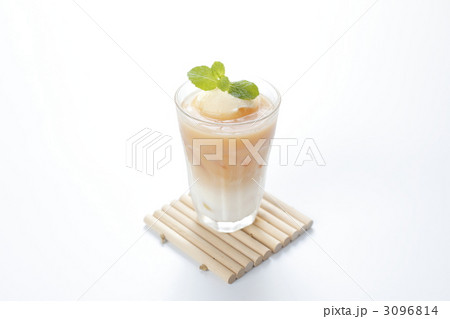 バニラアイスを入れたアイスティー 3096814