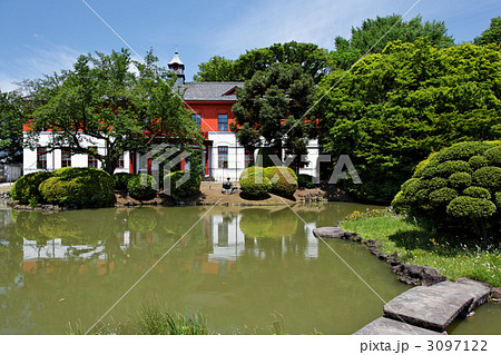 若葉と新緑に囲まれた博物館小石川分館と庭園の池  3097122