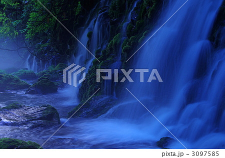 朝靄の元滝伏流水 3097585