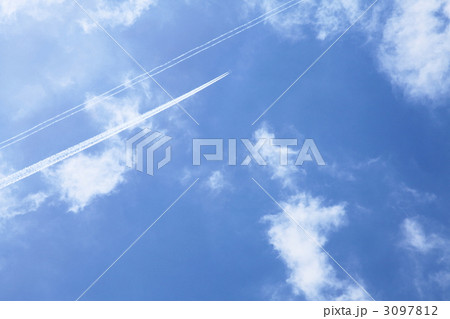 青空に浮かぶ飛行機雲 3097812