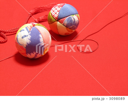 木目込みまり【赤背景】【コピースペース】　 3098089