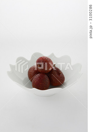 白磁に入ったライチ 3100286