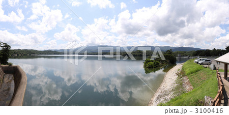 香川県まんのう町、満水の「満濃池」パノラマ 3100416
