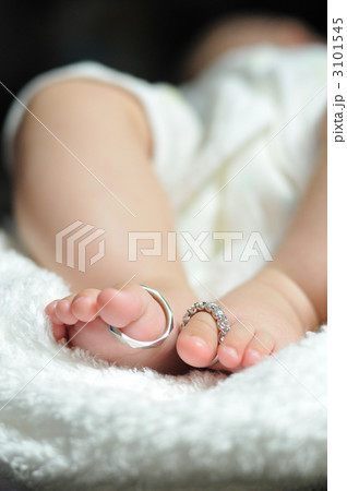 結婚指輪と赤ちゃんの足の写真素材