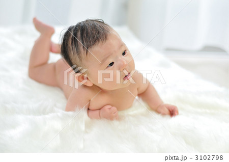赤ちゃんうつ伏せの画像の写真素材