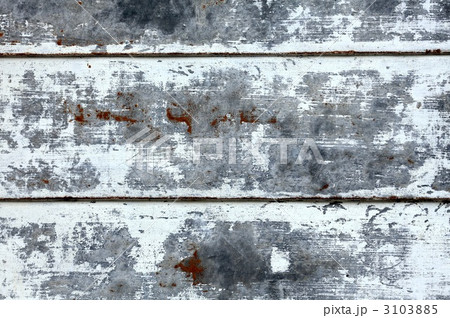 白いペンキの剥がれたトタンの壁面 3103885