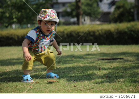 芝生で遊ぶ男の子 3106671