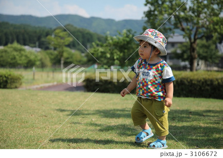 芝生で遊ぶ男の子 芝生で遊ぶ男の子 3106672