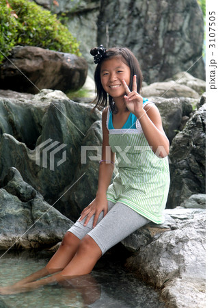 温泉足湯の少女 3107505