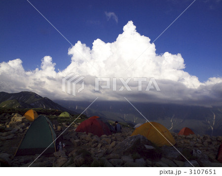 笠ヶ岳テント場と入道雲 3107651