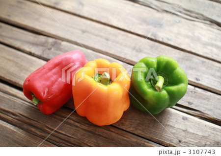 家庭菜園で無農薬栽培した肉厚ジューシーな3色のパプリカ 3107743