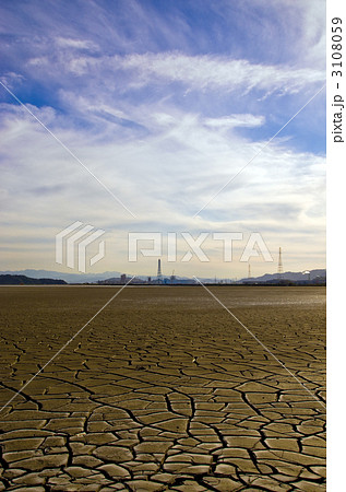 ひび割れた大地と工場と青空 ひび割れた大地と工場と青空 3108059