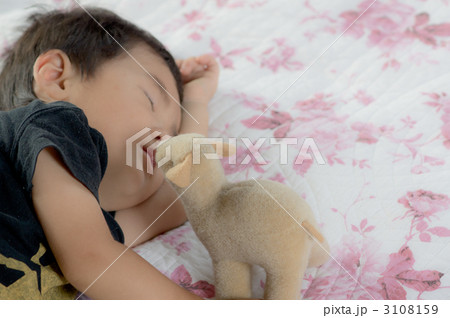 羊とネンネする赤ちゃん 羊とネンネする赤ちゃん 3108159
