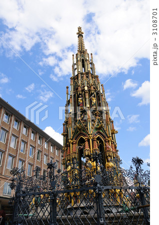 ドイツ　ニュルンベルク　中央広場の美しの泉 3108701