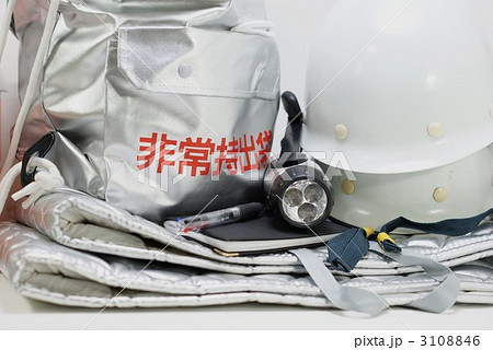 防災グッズ(頭巾下)横位置 防災グッズ(頭巾下)横位置 3108846