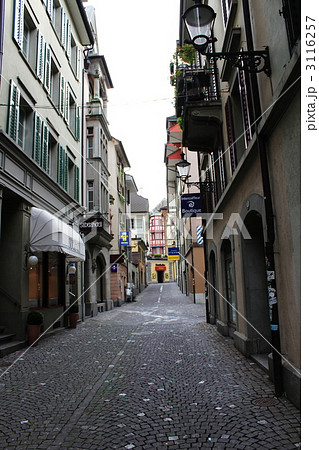 ヨーロッパの街並み 路地裏 の写真素材