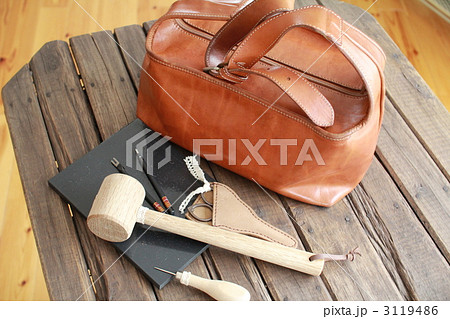レザークラフトの道具と茶色のレザーバッグ　革細工 3119486