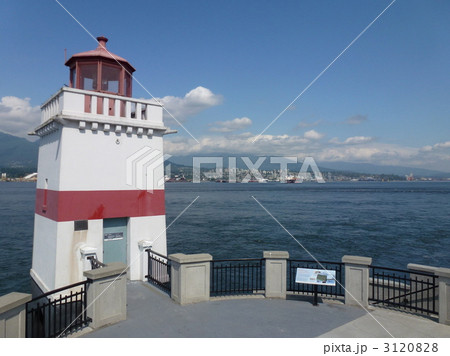 スタンレー・パークの灯台とノースバンクーバー 3120828