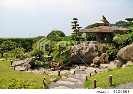 鹿児島・仙巌園の庭の獅子乗大石灯籠 3120863