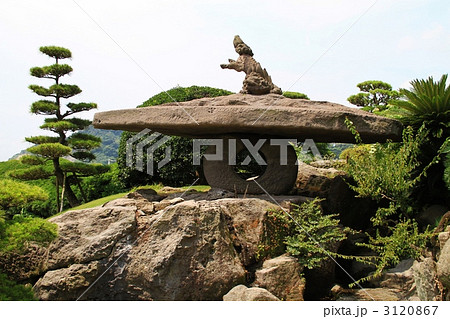 鹿児島・仙巌園の庭の獅子乗大石灯籠 鹿児島・仙巌園の庭の獅子乗大石灯籠 3120867