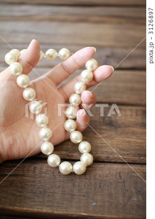 パールネックレスを持つ女性の手 3126897