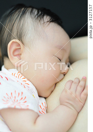 おっぱいを飲む赤ちゃんの写真素材