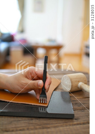 レザークラフトで目打ちをしている女性の手元 3128035