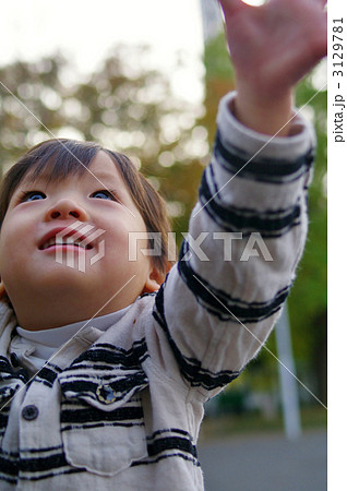 抱っこをねだる子供 抱っこをねだる子供 3129781