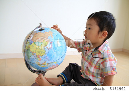 地球儀 幼児 男の子の写真素材