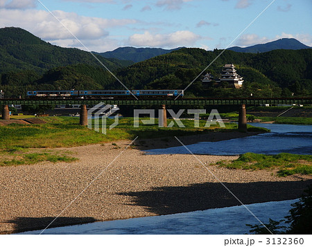 鉄道を眺める大洲城 鉄道を眺める大洲城 3132360
